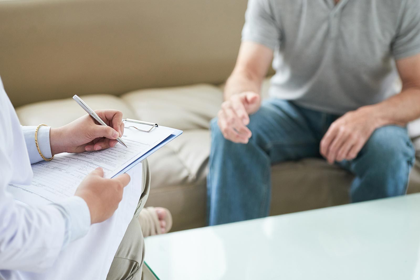 Homem no consultório do psicólogo