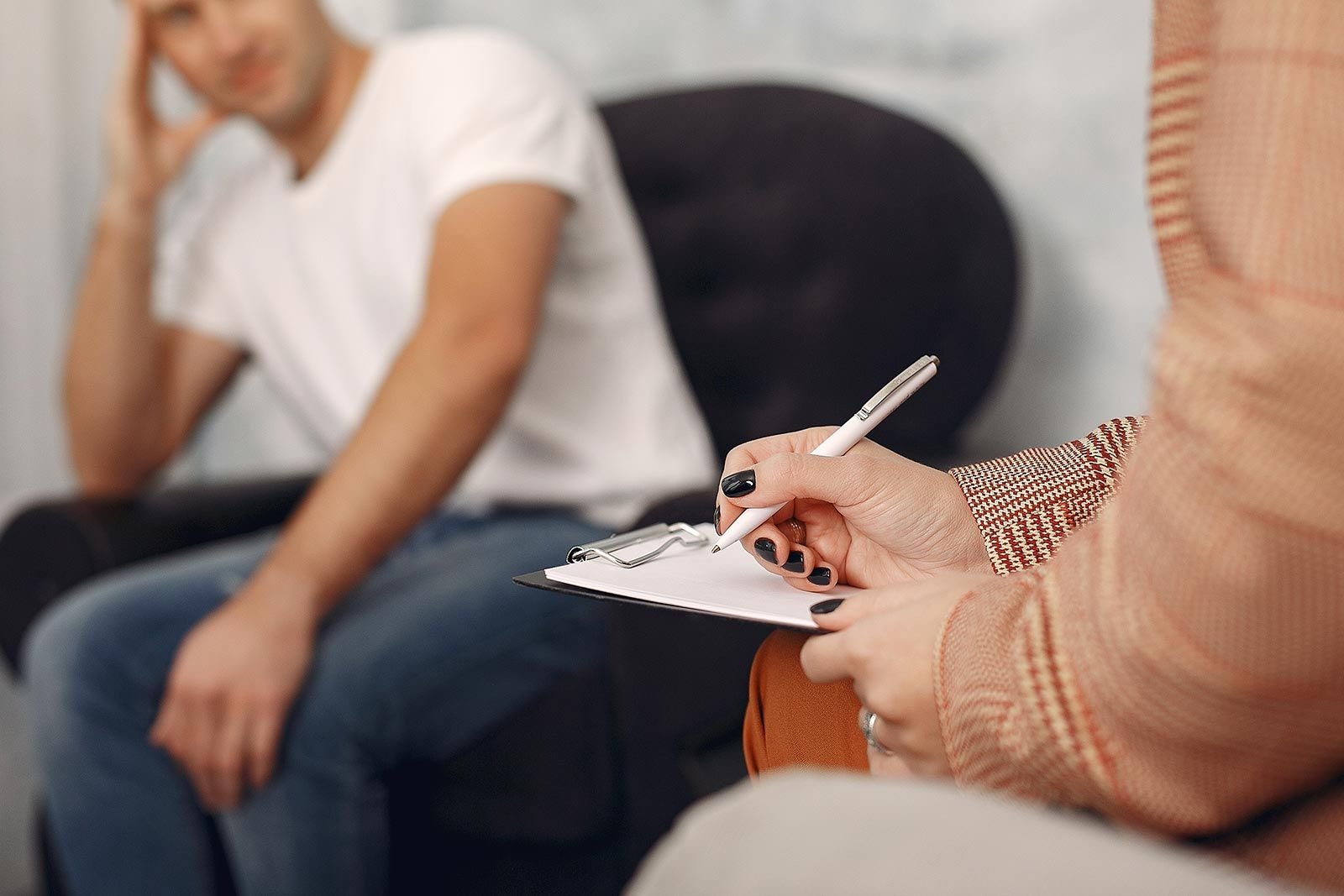Homem em consultório fazendo terapia