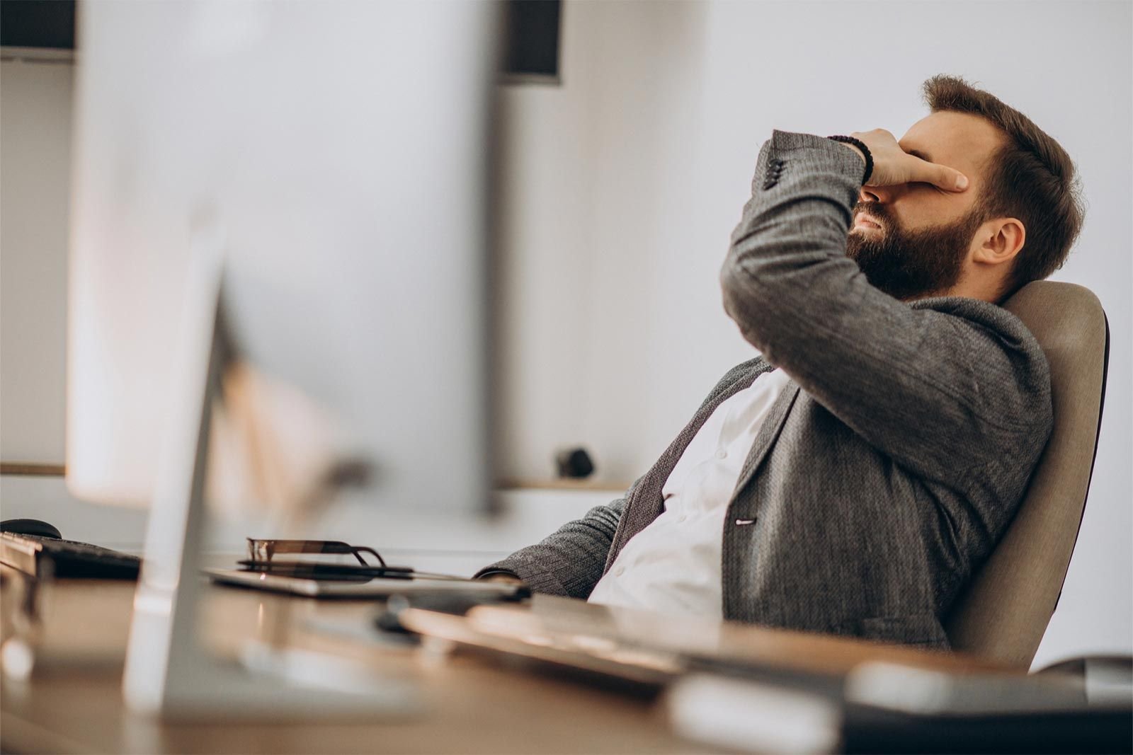 Homem estressado na mesa de trabalho