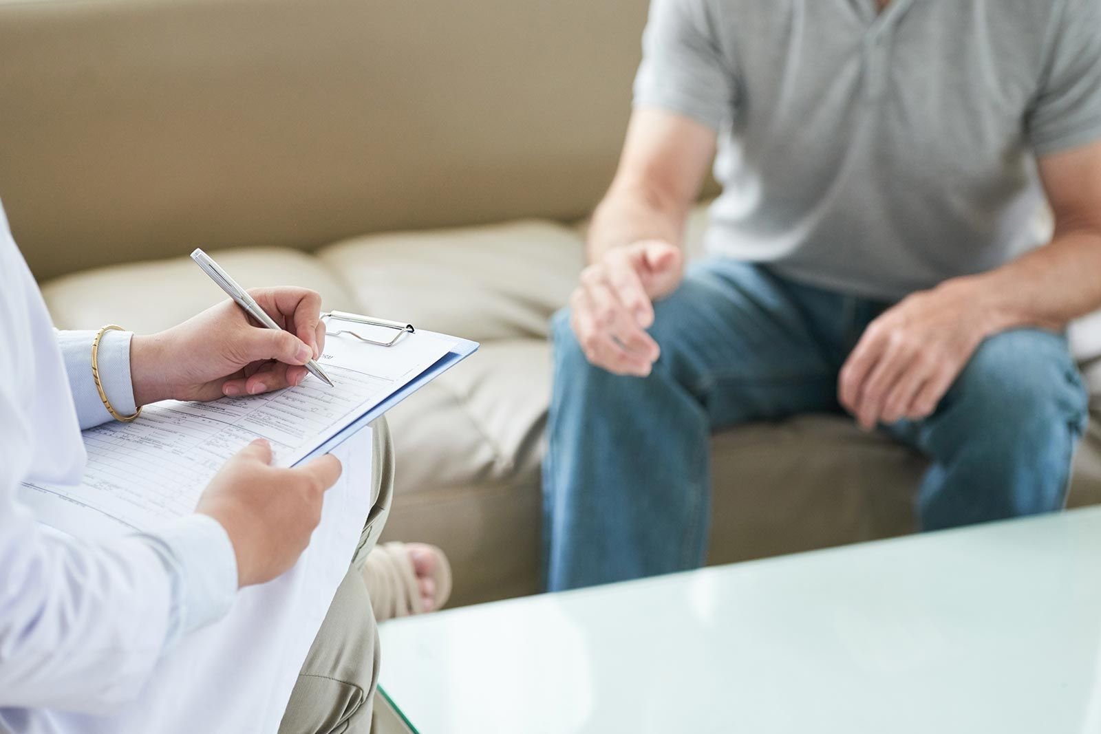 Homem no consultório do psicólogo